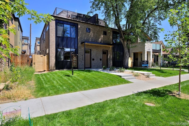 view of front of house featuring a front yard