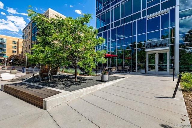 4200 W 17th Ave Unit 212, Denver, CO 80204 - surrounding community with a patio area
