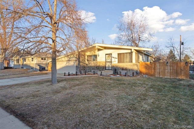 single story home featuring a front yard