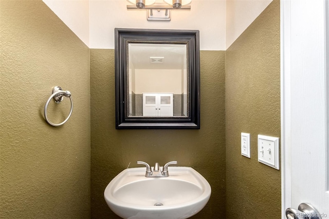 5972 S Zante Way, Aurora, CO 80015 - bathroom featuring a sink and a textured wall