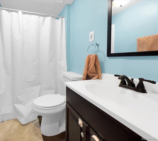 full bath with vanity, a shower with shower curtain, and toilet