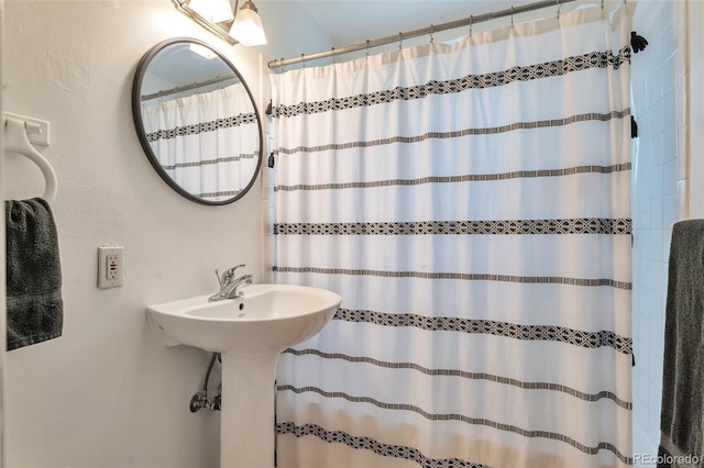 bathroom featuring a shower with shower curtain