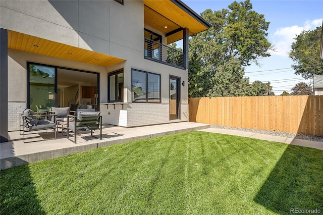 view of yard featuring a patio