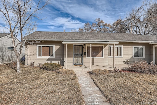 view of front of home featuring a front yard