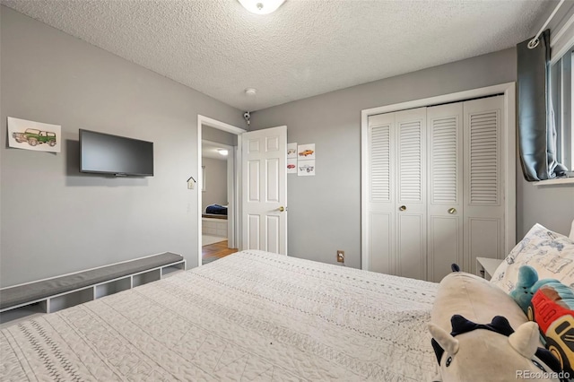 bedroom featuring a textured ceiling and a closet
