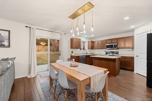 dining area with recessed lighting, dark wood-style floors, and baseboards