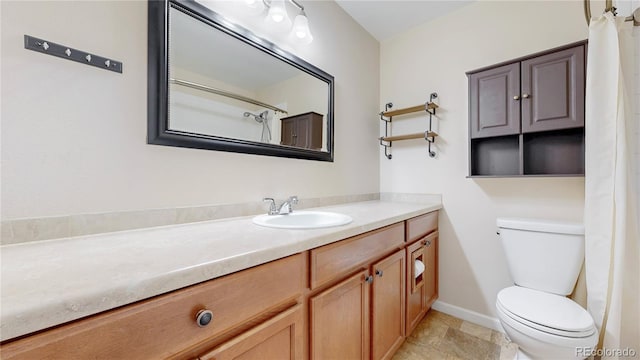 full bath featuring a shower with curtain, vanity, toilet, and baseboards