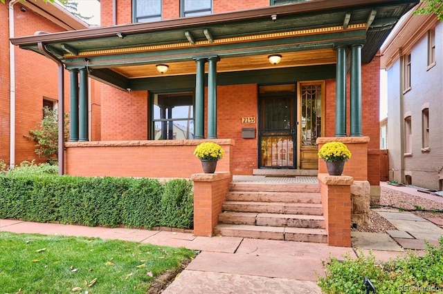 entrance to property featuring a porch