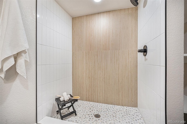 bathroom featuring tiled shower