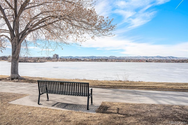 water view with a mountain view