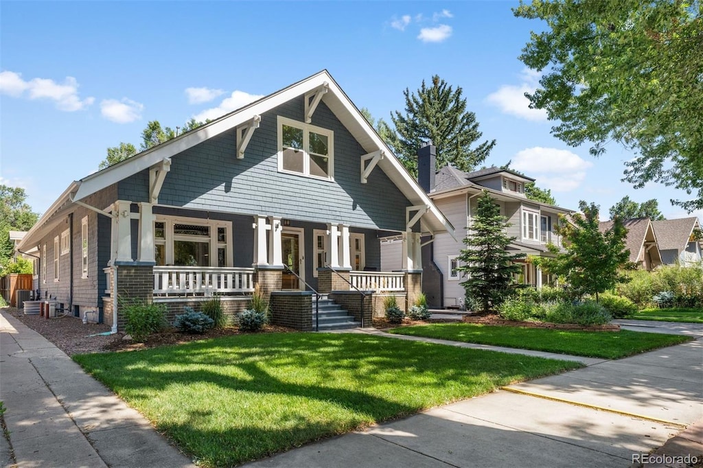 craftsman-style home featuring a porch and a front lawn