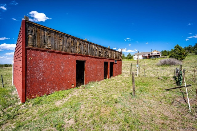 view of outdoor structure featuring an outbuilding