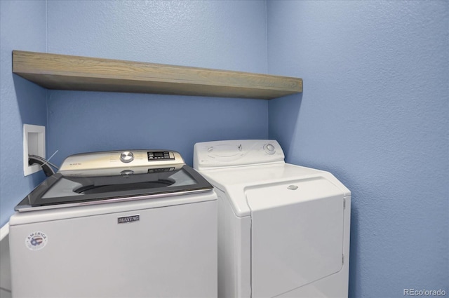 16062 E Geddes Dr Unit 150, Aurora, CO 80016 - laundry area featuring washing machine and dryer and a textured wall