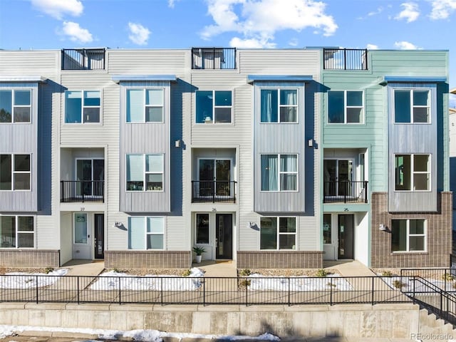townhome / multi-family property featuring fence