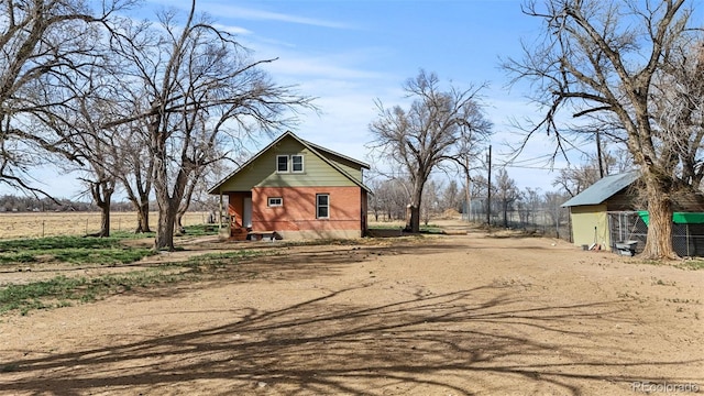 view of front of home featuring dirt driveway