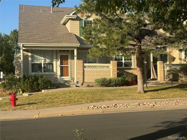 view of front of property featuring a front lawn