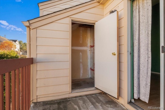 entrance to property featuring a balcony