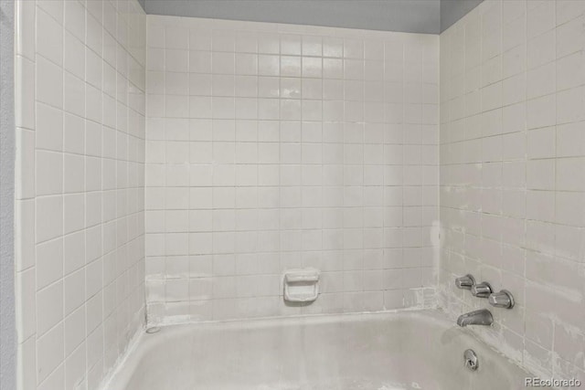 bathroom with tiled shower / bath