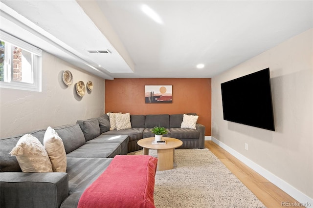 living room with light wood finished floors, baseboards, visible vents, and recessed lighting