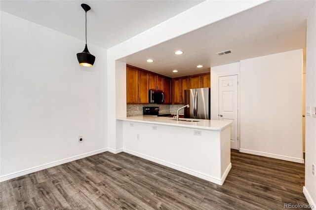 15955 E Geddes Dr Unit 55, Aurora, CO 80016 - kitchen with stainless steel appliances, dark wood-style floors, a sink, a peninsula, and recessed lighting