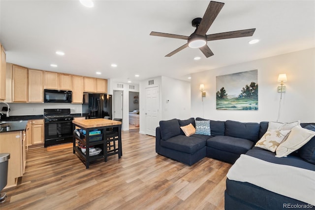 living room with light wood finished floors, visible vents, recessed lighting, and a ceiling fan