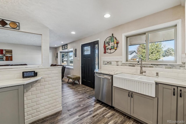 kitchen featuring dark hardwood / wood-style flooring, dishwasher, sink, and gray cabinetry