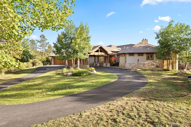 view of front of property featuring a front lawn