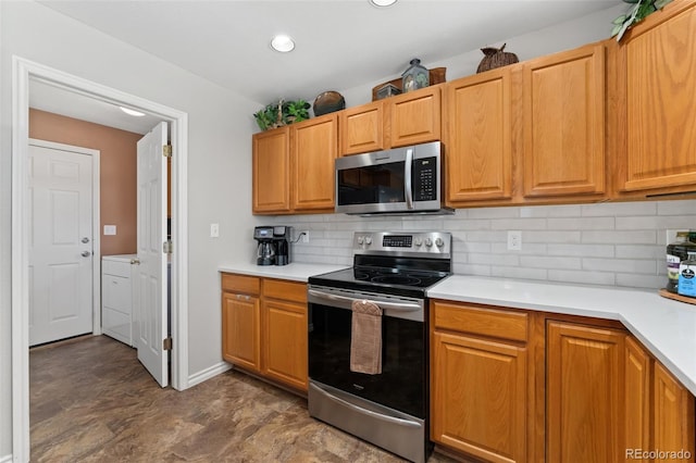 kitchen with stainless steel appliances, washer / clothes dryer, light countertops, backsplash, and recessed lighting