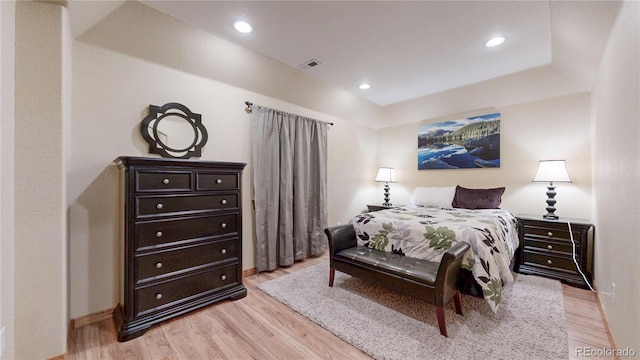 bedroom featuring light wood finished floors, recessed lighting, and baseboards