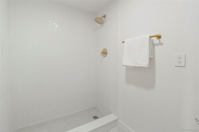 bathroom featuring a tile shower