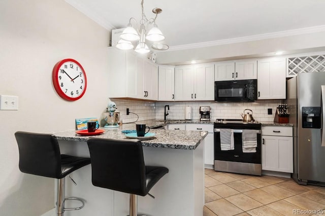 kitchen with pendant lighting, white cabinets, a kitchen bar, kitchen peninsula, and stainless steel appliances