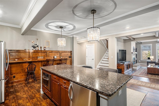 kitchen featuring ornamental molding, an inviting chandelier, dark wood-style floors, and stainless steel appliances