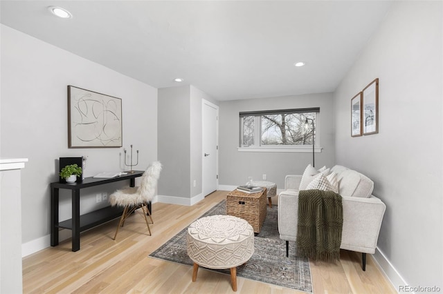 living area featuring recessed lighting, light wood-style flooring, and baseboards