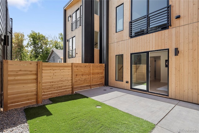 view of yard with a patio area