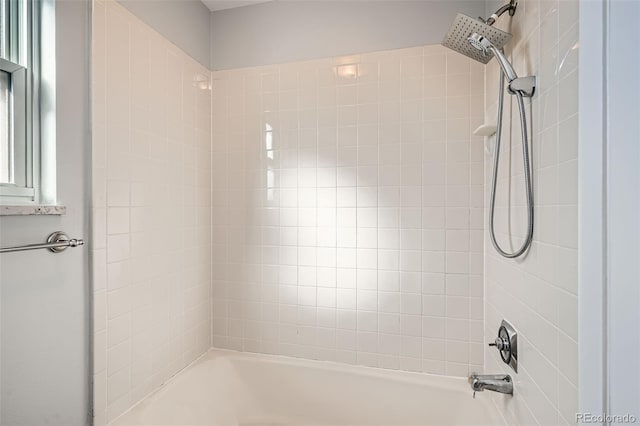 bathroom featuring tiled shower / bath combo