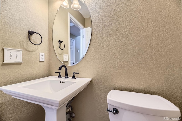 9975 Blackbird Cir, Highlands Ranch, CO 80130 - half bath with a textured wall