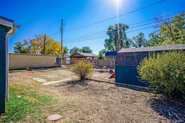 view of yard with a shed