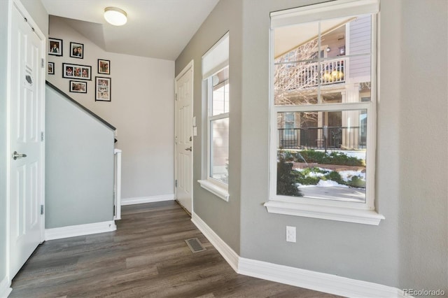 entryway featuring dark wood finished floors, visible vents, and baseboards