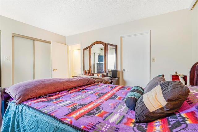 bedroom featuring a textured ceiling and a closet