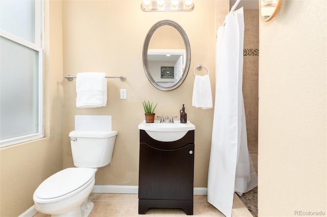 full bath with toilet, tile patterned floors, curtained shower, baseboards, and vanity