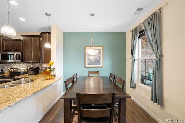 dining space with visible vents, recessed lighting, dark wood-style flooring, and baseboards