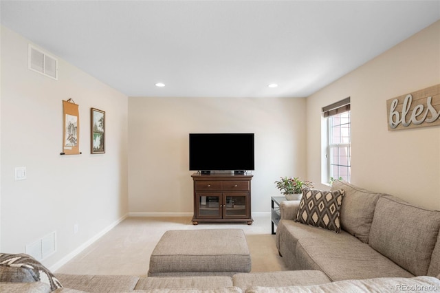 living area featuring visible vents, recessed lighting, baseboards, and light carpet