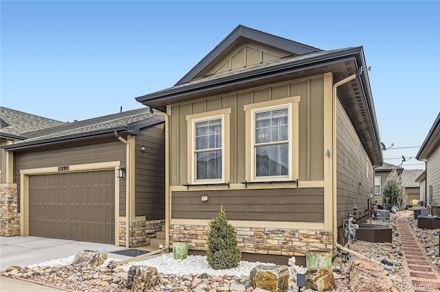 view of front facade featuring a garage