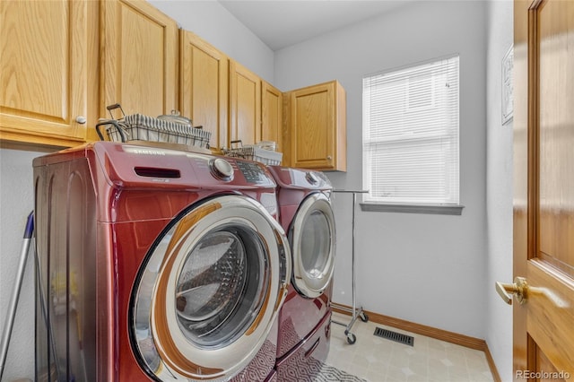 washroom featuring cabinet space, baseboards, visible vents, and independent washer and dryer