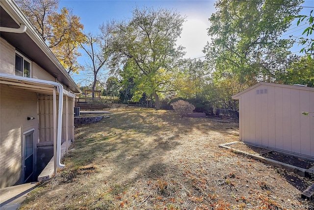 view of yard featuring a storage shed