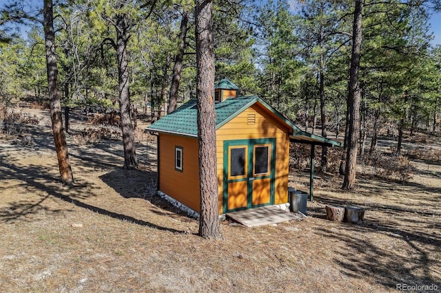 view of outdoor structure featuring an outbuilding