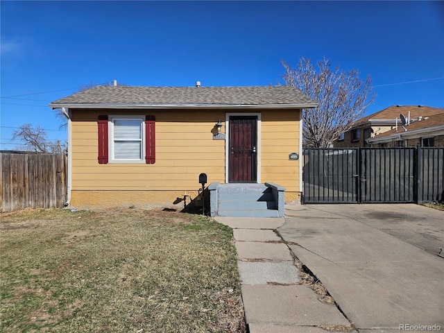 view of front of property featuring a front lawn