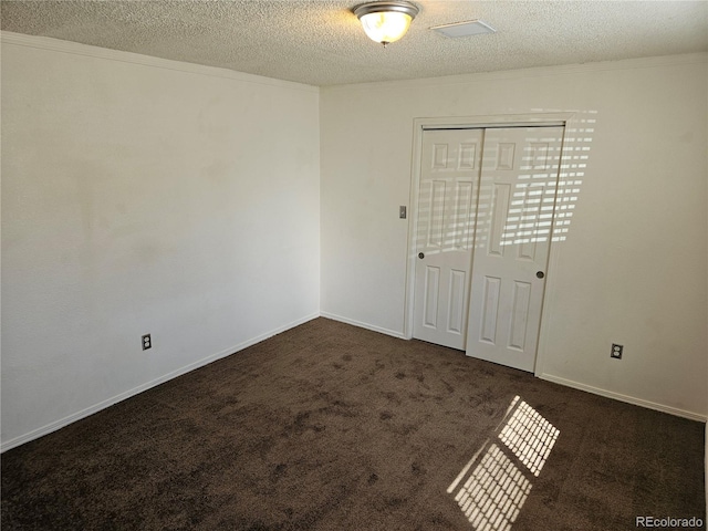 carpeted spare room featuring a textured ceiling