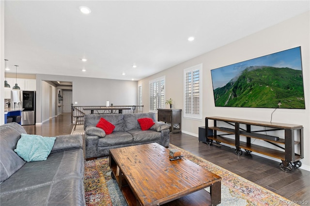 living area featuring dark wood-type flooring, recessed lighting, and baseboards