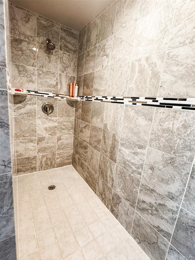 bathroom featuring tiled shower